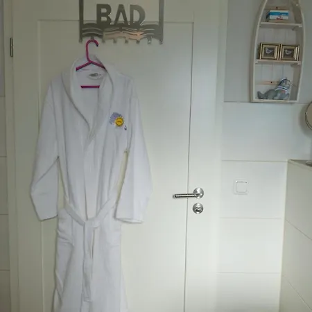 Inselblume 22 - Mit Garten Und Hund In * Landkirchen